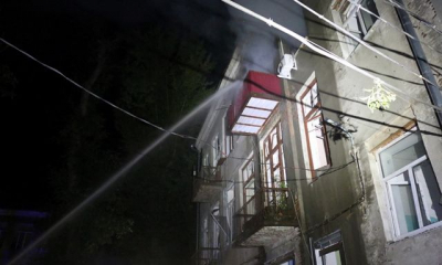 В результате ночного обстрела Харькова обломки ракеты попали в жилой дом