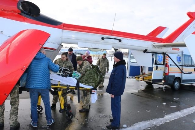 Харьковские спасатели на вертолете доставили больного в Институт сердца