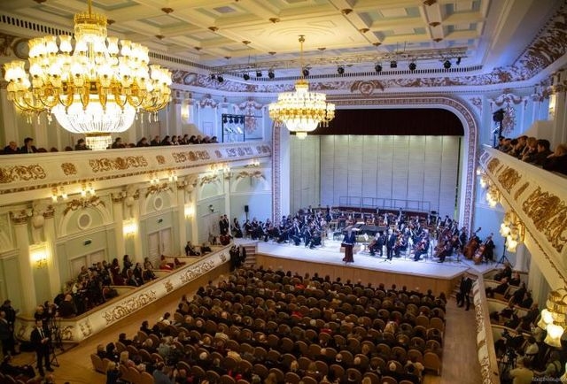 После 13-летнего перерыва в большом зале харьковской филармонии звучала музыка