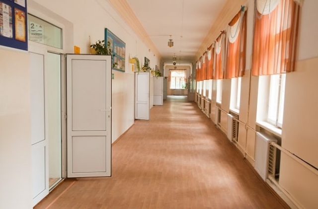 ЧП в школе Харькова – 10-летняя девочка, открывая дверь, сломала палец