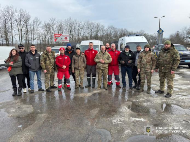 Полицейские и волонтеры спасли почти два десятка лошадей из прифронтовой громады