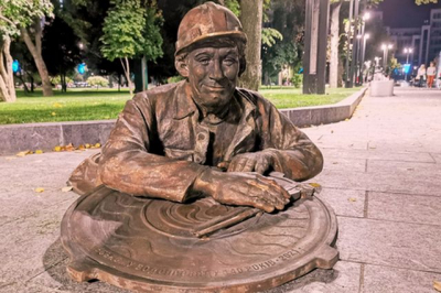 Необычный памятник появился на площади Свободы в Харькове