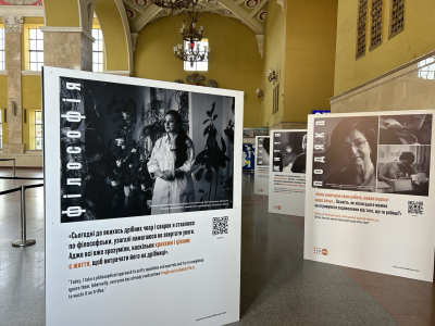 В холле вокзала работает выставка, посвященная медикам