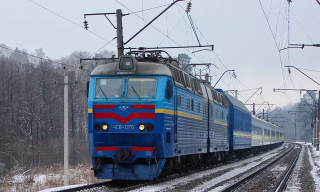 Под колесами пригородного поезда погиб 40-летний мужчина