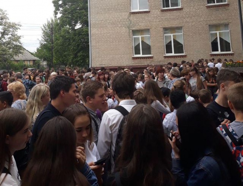 В одной из харьковских школ срочно прекратили занятия, а детей эвакуировали (фотофакт)