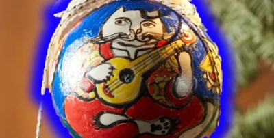 В гончарной мастерской изготовили благотворительную коллекцию рождественских украшений