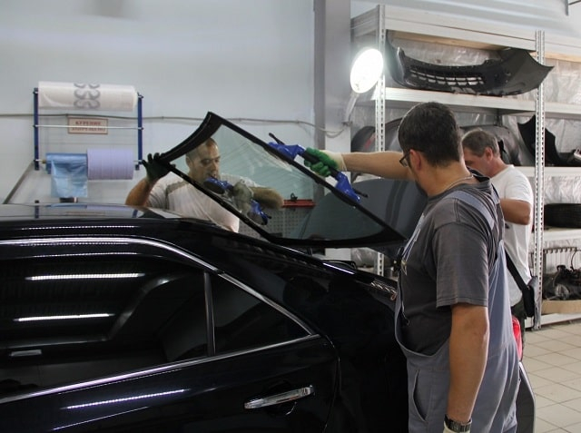 Замена заднего стекла автомобиля: как это делается