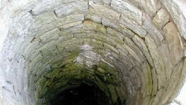 Спасатели вызволили из 3-метрового колодца пожилую женщину