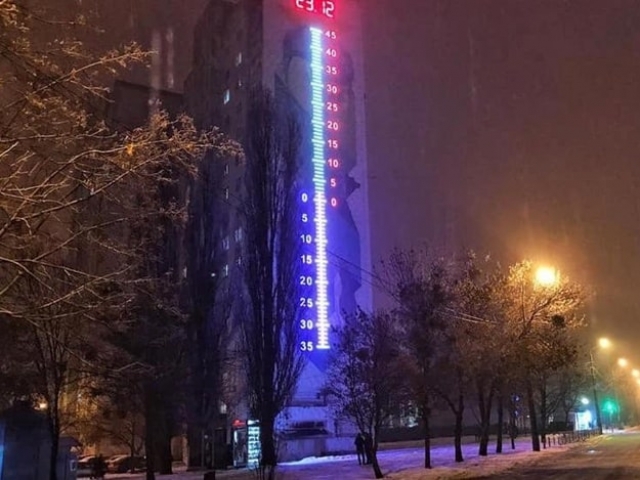 Показывает время и светится: у градусника в центре Харькова появился конкурент (фотофакт)