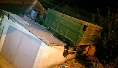 В Харькове "ЗИЛ" снимали краном с крыши жилого дома (фото)