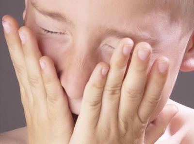 Пожилой мужчина украл у ребенка телефон