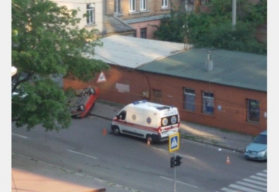 Авария в Харькове: проезд на запрещенный сигнал светофора и перевернутая «шестерка»