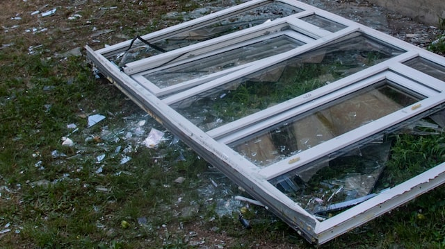 Во время обстрела Шевченковского района Харькова пострадали два человека