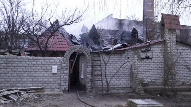 В Купянском районе сгорела усадьба, а в Харькове - внедорожник