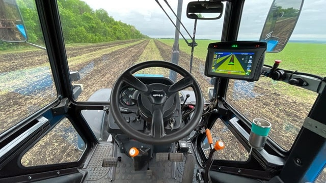 Автопілот для трактора: переваги встановлення та економія пального