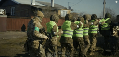 Российские военнопленные восстанавливают разрушенные ими дома в Изюме