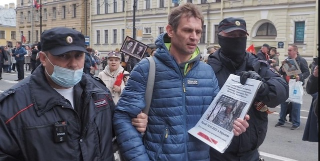 В России задержали депутата – принес на акцию портрет погибшего в Харькове узника концлагерей