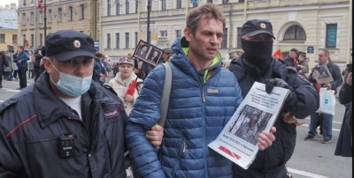 В России задержали депутата – принес на акцию портрет погибшего в Харькове узника концлагерей