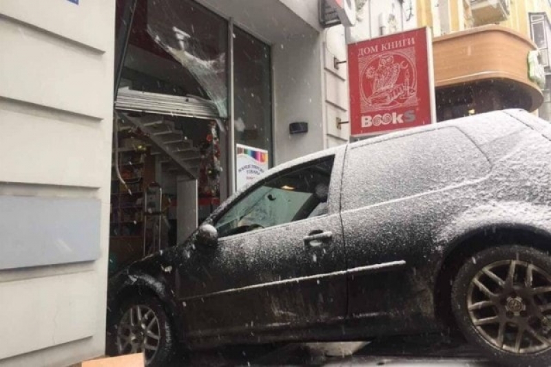 В Харькове авто въехало в книжный магазин, - фотофакт