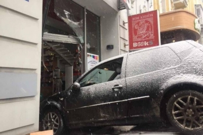 В Харькове авто въехало в книжный магазин, - фотофакт