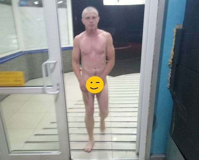 Молодежь едва не устроила самосуд над голым мужчиной, который «под солью» приставал к девушкам (видео)