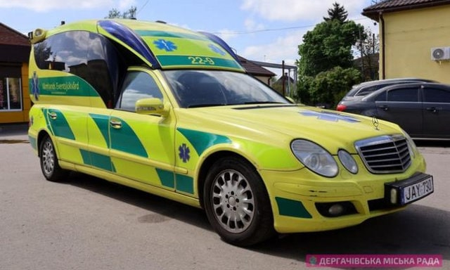 Шведские благотворители передали реанимобиль Дергачевской громаде