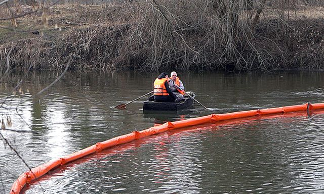 На водоемах в Харькове устанавливают боновые заграждения
