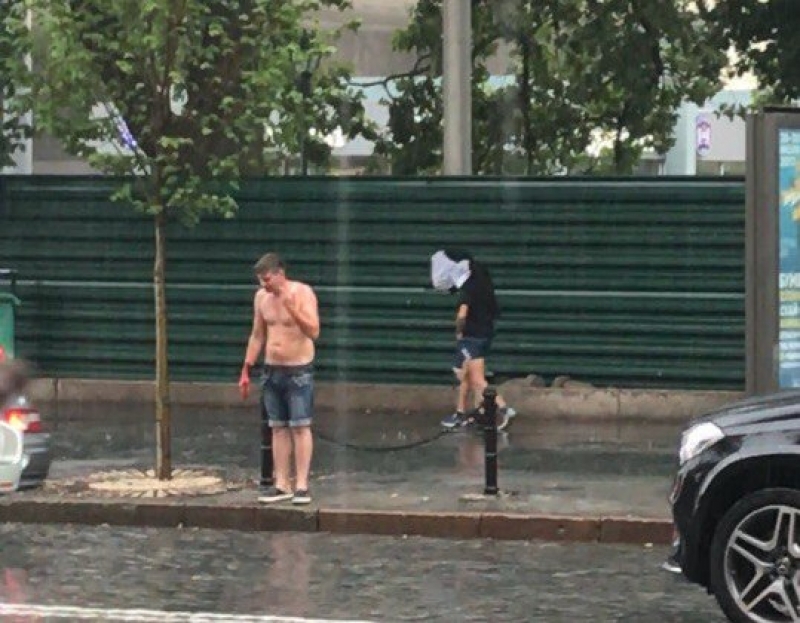 В центре Харькова парень пытался покончить с собой на глазах у горожан (фото, видео)