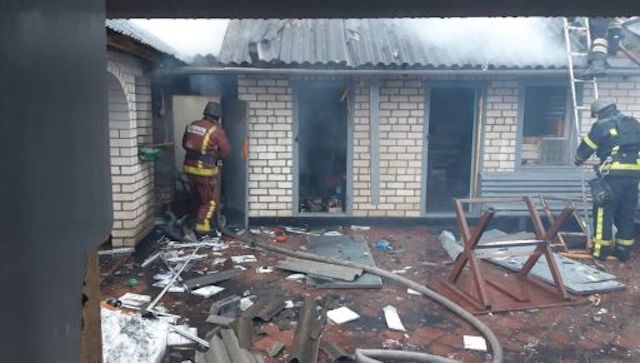 Во время ночного обстрела Купянска снаряд попал в ангар и гаражи