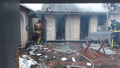 Во время ночного обстрела Купянска снаряд попал в ангар и гаражи