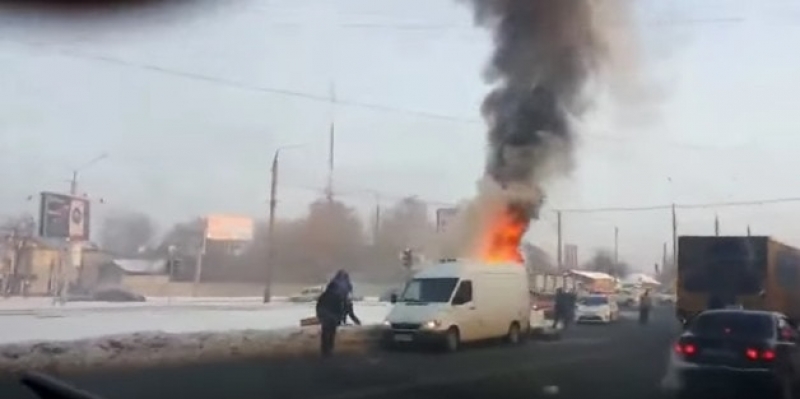 В Харькове днем на дороге сгорел микроавтобус (видео)