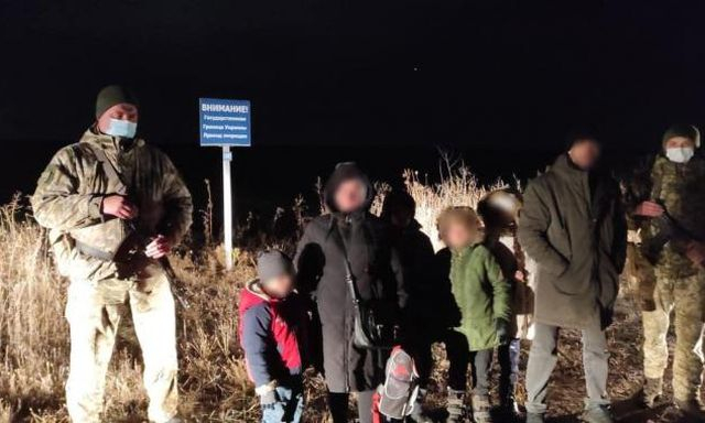Родители с четырьмя детьми пытались незаконно пересечь государственную границу