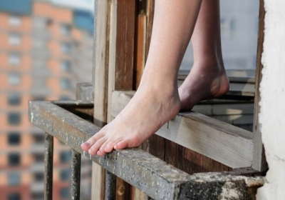 Патрульные полицейские в Харькове спасли женщину от рокового шага