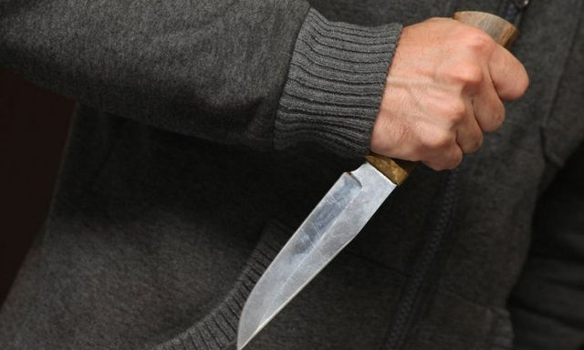 В г. Первомайском на прохожего напал неизвестный с ножом