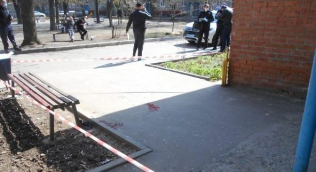 Медики не смогли спасти мужчину, раненого ножом в голову