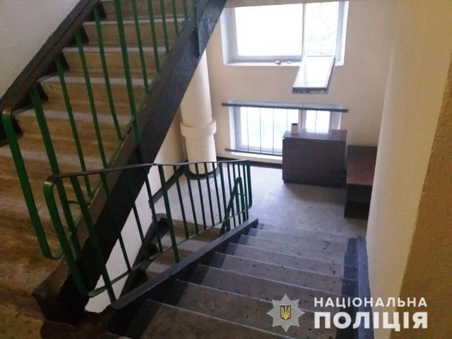 Мужчина прыгнул из окна подъезда – полиция выясняет причины рокового шага