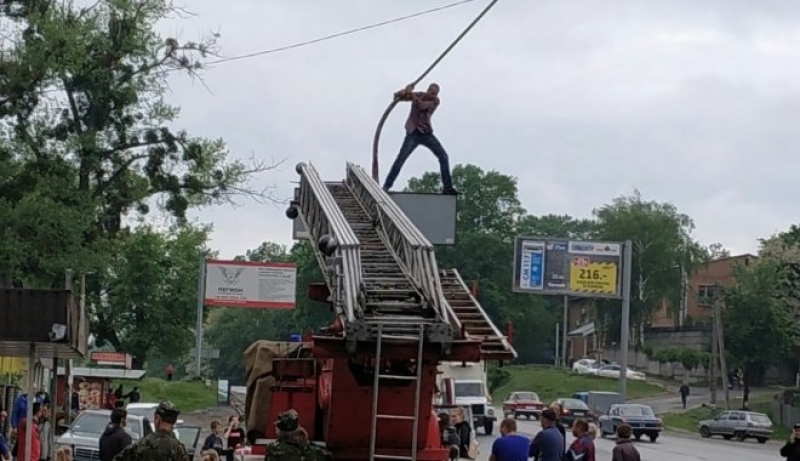 Под Харьковом мужчина несколько часов провел на светофоре, а после – спрыгнул вниз (фото, видео)