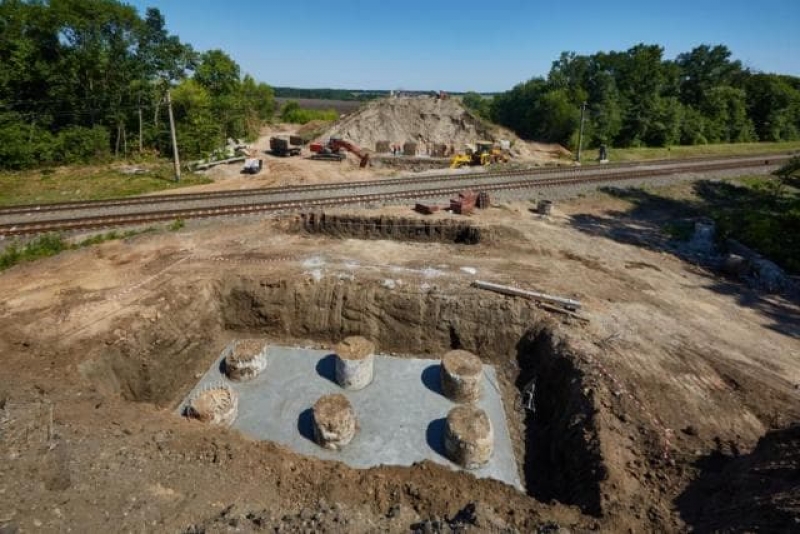 В Харьковской области строят новый путепровод