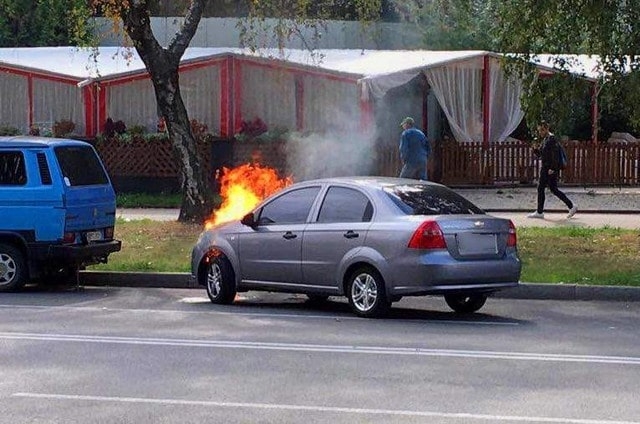 Возле кафе в Харькове загорелось авто (фото)
