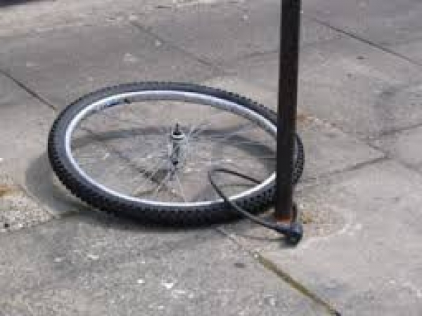 Мужчина украл велосипед у пенсионера