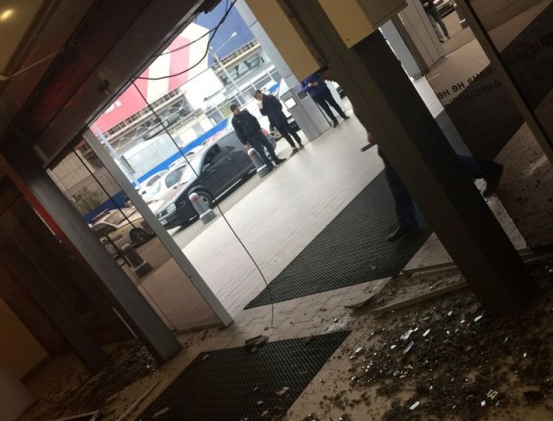 В Харькове шофер «под кайфом» влетел в торговый центр на авто (фото)