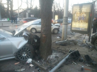 Возле оперного театра произошло крупное ДТП (фото, видео с регистратора)