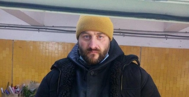 В Харькове мужчина живет на остановках общественного транспорта