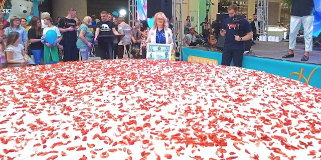 «Паляниця з полуницею» - в Харькове установили очередной Национальный рекорд