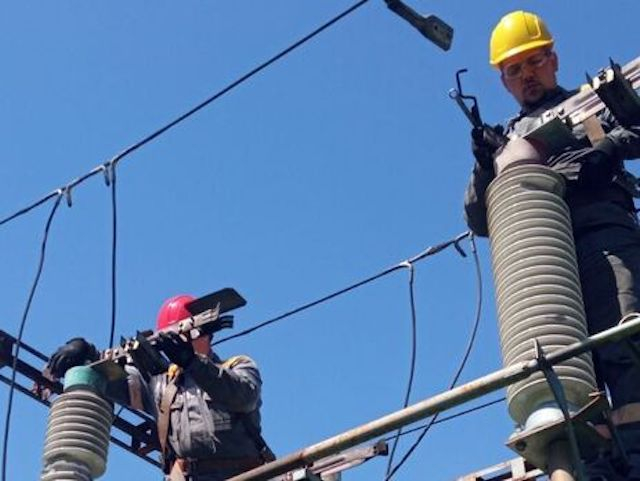 В поселке Кутузовка работают энергетики – 160 потребителей уже со светом