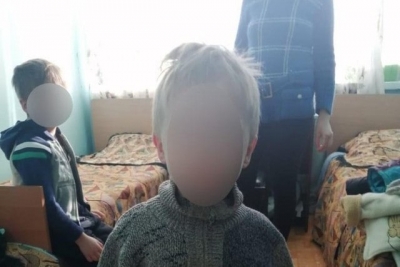 Женщина заперла в квартире маленьких детей и уехала