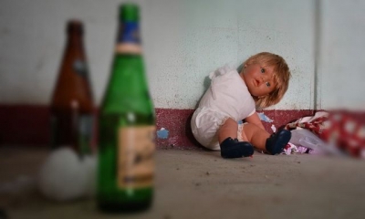 В Балаклее у пьяных родителей забрали 2-летнюю дочь