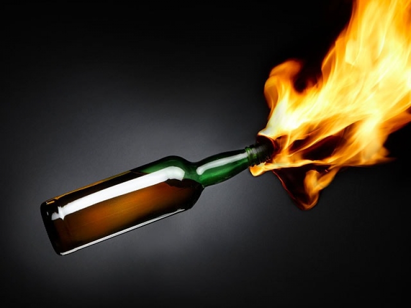 Сильно шумели: мужчина бросил «коктейль Молотова» в соседских детей