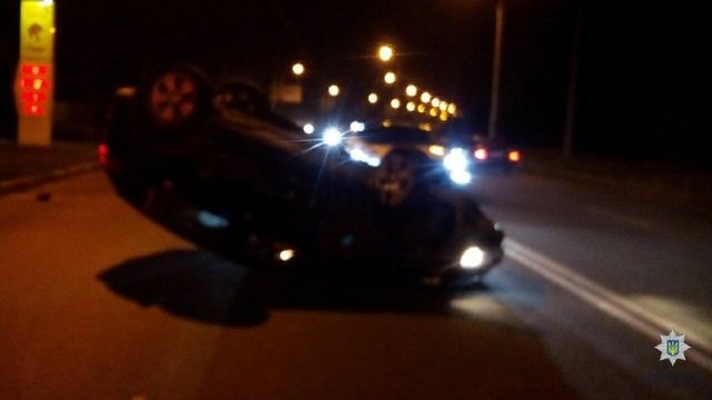 Нетрезвый водитель перевернул иномарку (фото)