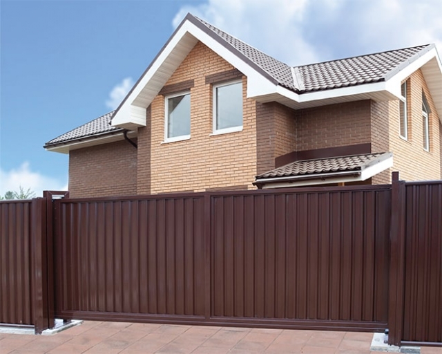 Откатные ворота или распашные: что лучше и практичнее